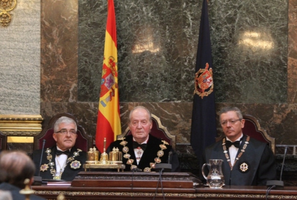 Su Majestad el Rey junto al ministro de Justicia, Alberto Ruiz-Gallardón y el presidente del Tribunal Supremo y del Consejo General del Poder Judicial